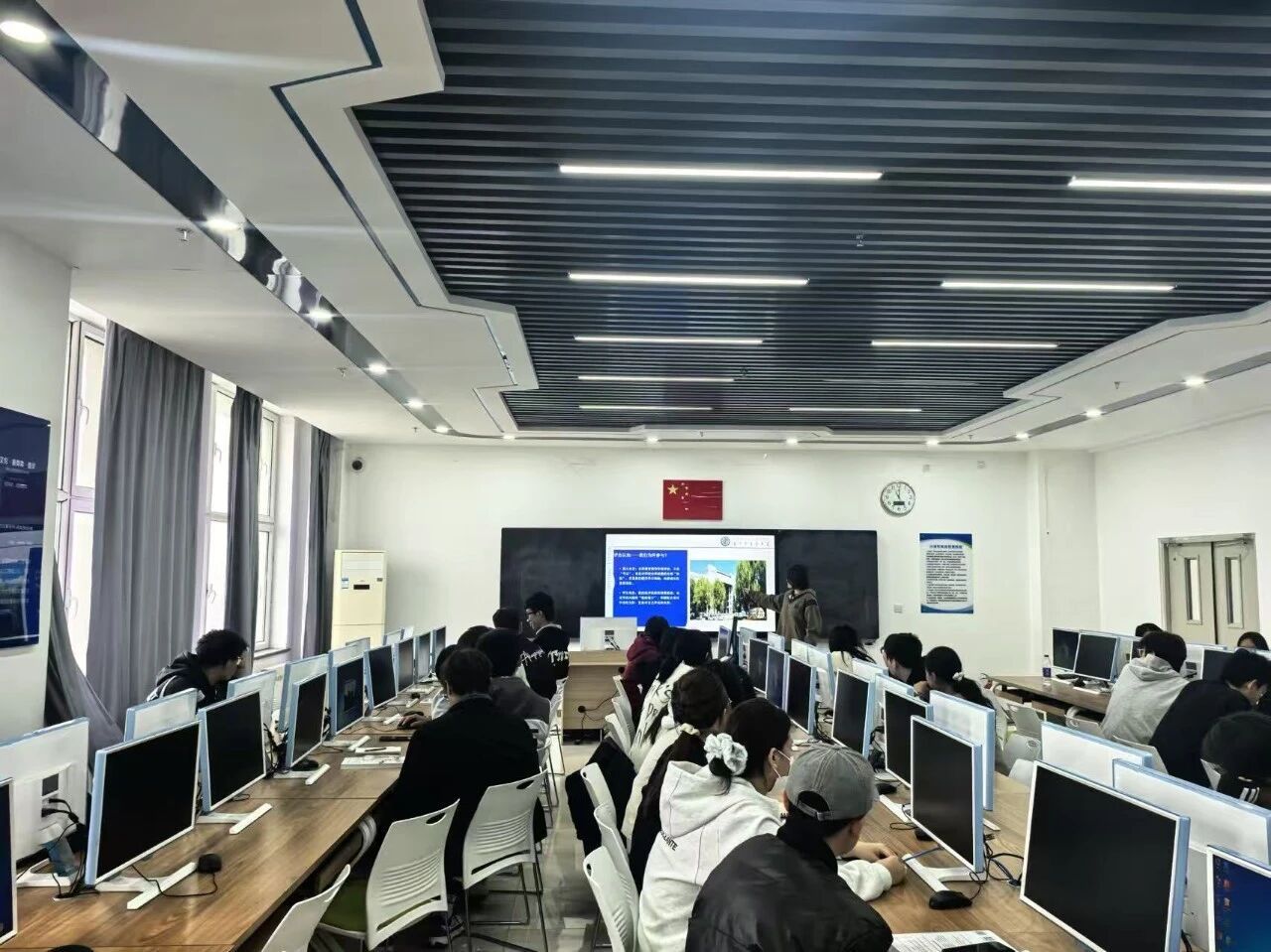 計算機與信息技術學院網(wǎng)絡遠程技術教育 連接未來的智慧橋梁